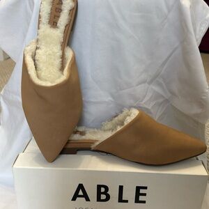 ABLE Becca Slipper: Natural Shearling mule in Biscotti Size 9
